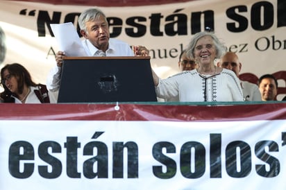 La escritora Elena Poniatowska arribó a las oficinas del virtual presidente electo, Andrés Manuel López Obrador, con quién sostendrá un encuentro hoy miércoles. Dijo que apoya al tabasqueño desde que nació, 'puede ser mi hijo'. (ARCHIVO)