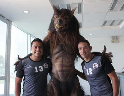 Junto a Heriberto Olvera y Oscar Rojas, la mascota posó para las cámaras del cuadro licántropo.