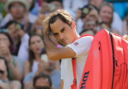 El suizo Roger Federer desaprovechó una ventaja de dos sets y cayó 2-6, 6-7, 7-5, 6-4, 13-11 ante Kevin Anderson, en los cuartos de final de Wimbledon. (AP)