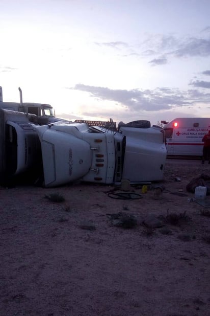 Volcadura. Camión cargado con chiles termina volcado en camino de terracería; el chofer resultó ileso. (EL SIGLO DE TORREÓN) 