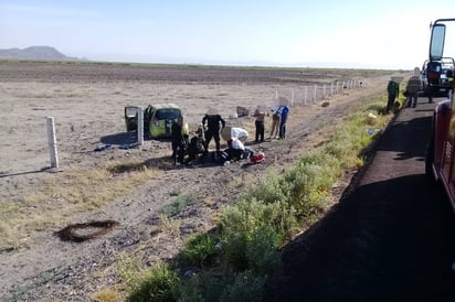 Auxilio. Los tripulantes quedaron solamente con golpes. (EL SIGLO DE TORREÓN)