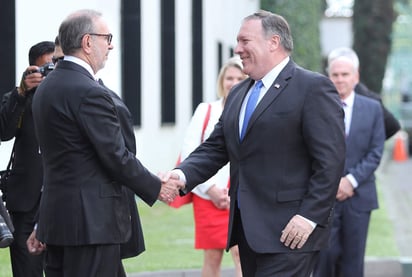 Michael Pompeo (derecha) agradeció al presidente Enrique Peña Nieto por la bienvenida que le dio a su llegada la Ciudad de México en su primer viaje como secretario de Estado de Estados Unidos. (NOTIMEX)