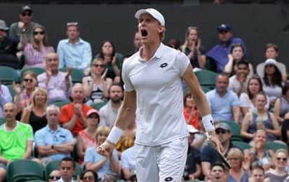 En un auténtico maratón, el sudafricano Kevin Anderson vino de atrás para derrotar 7-6, 6-7, 6-7, 6-4, 26-24 a John Isner, para así lograr su boleto a la gran final de Wimbledon. (AP)