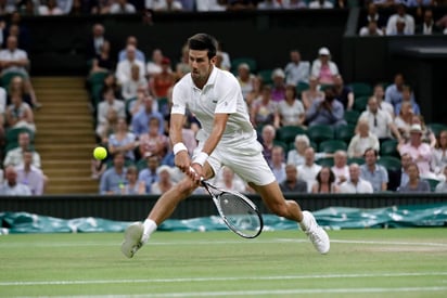 El juego entre Novak Djokovic y Rafael Nadal seguirá hoy. El serbio lidera 6-4, 3-6, 7-6 sobre el tenista español. (AP)