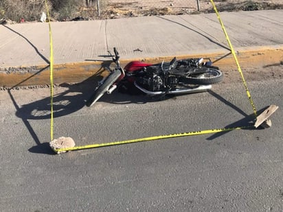 En el lugar del percance y sobre la cinta asfáltica quedó tendido el cuerpo del conductor de la motocicleta quien de momento no fue identificado. Dicha persona conducía una motocicleta marca Kurazai 150, color rojo con negro y sin placas de circulación. (ESPECIAL)