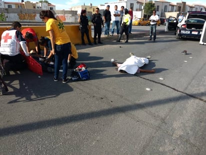 Accidente. De acuerdo con las autoridades el conductor de la motocicleta perdió la vida de manera instantánea. (EL SIGLO DE TORREÓN)