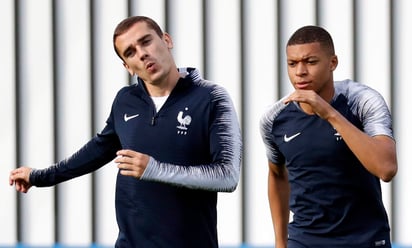 Los delanteros Antoine Griezmann (i) y Kylian Mbappé durante el entrenamiento de Francia. (Fotografía de EFE)