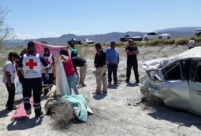 Sobreviven. Pese a que el vehículo quedó prácticamente destrozado, los ocupantes salvaron la vida. (EL SIGLO DE TORREÓN)