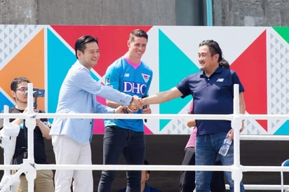 Fernando Torres fue presentando ante los aficionados del Sagan Tosu. (Cortesía)