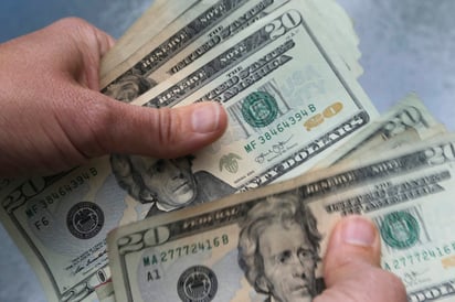 A inicio de semana el dólar libre se vende hasta en 19.18 pesos, 13 centavos menos respecto al cierre del viernes, y se compra en un precio mínimo de 17.70 pesos en sucursales bancarias de la Ciudad de México. (AP)