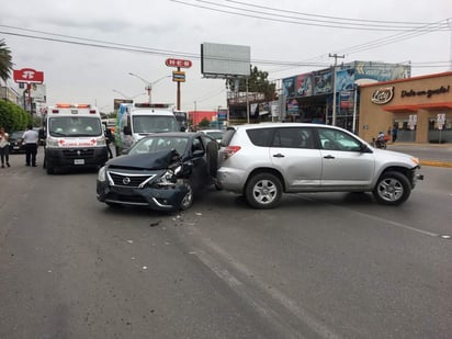 Cabe mencionar que tres carriles de la vialidad fueron cerrados a la circulación vehicular por cerca de 40 minutos, mientras se realizaban las labores para retirar las unidades siniestradas. (EL SIGLO DE TORREÓN)