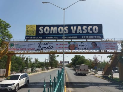 En la manta la organización Redes Ciudadanas da las “gracias” porque la ciudadanía no hizo ganadoras en las urnas a ambas excandidatas de diferentes partidos de las cuales, además colocó la foto a gran escala de cada una de ellas. (ARCHIVO)