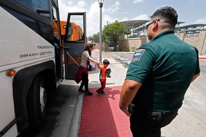 Asilo. El juez Dana Sabraw instó al gobierno a no expulsar del país durante la próxima semana a ninguna familia de migrantes reunificada, para que puedan decidir si piden asilo político. (EFE)