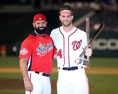 El jugador de los Nacionales de Washington, Bryce Harper, sostiene su trofeo junto a su padre Ron tras vencer en la final a Kyle Schwarber. Harper gana el Derby de Cuadrangulares