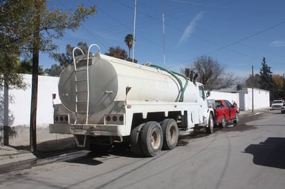 Rebasado. La capacidad para atender la demanda de agua está rebasada, pues hay que llevar el líquido en pipas.  (EL SIGLO DE TORREÓN)