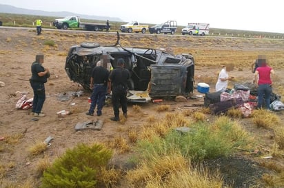 Volcadura. Familia de Chihuahua sufre volcadura camino a Querétaro y fueron auxiliados por personal de Bermejillo. (EL SIGLO DE TORREÓN) 