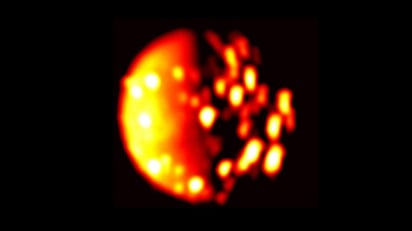 Los científicos de la misión observaron la ubicación de calor cerca del polo sur de la luna rocosa de Júpiter. (NASA)