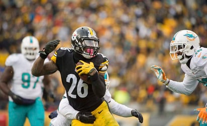 Le’Veon Bell ganará 14.5 millones de dólares por jugar la próxima temporada con los Acereros de Pittsburgh. (Archivo)