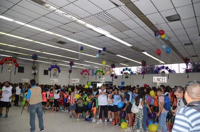 En el acto inaugural se dieron cita los centenares de pequeños divididos en categorías según su edad, para ser testigos de honor de la ceremonia que de manera formal pone en marcha estos cursos. (EL SIGLO DE TORREÓN)