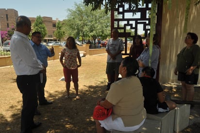 Encuentro. Tras casi una hora y media de espera por parte del grupo Fuundec, autoridades acudieron al encuentro pactado con edil. (GUADALUPE MIRANDA)