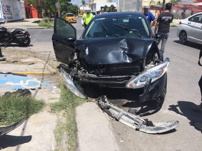 Elementos de la Dirección de Seguridad Pública Municipal y de Tránsito y Vialidad fueron los primeros en atender la emergencia. (EL SIGLO DE TORREÓN)