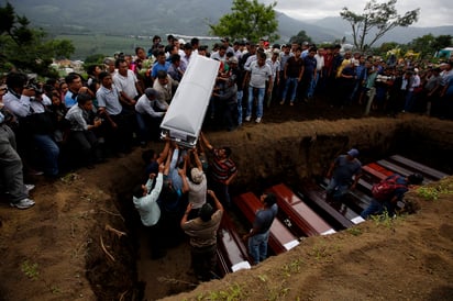 Tragedia. Sigue la labor de reconocimiento de los restos de personas que fallecieron en la erupción del volcán de Fuego. (ARCHIVO)