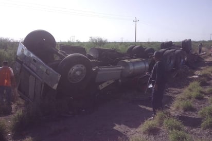 Volcadura. Tráiler cargado con vitropiso termina volcado. (EL SIGLO DE TORREÓN)