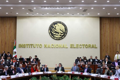 Resolución. La autoridad electoral acreditó ayer que, de 78.8 millones de pesos que entraron al citado fideicomiso, 44.4 millones fueron de aportaciones en efectivo de origen desconocido. (EL UNIVERSAL)