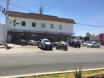 Los hechos se registraron cerca de las 14:45 horas de este jueves en el banco HSBC ubicado sobre la calzada Colón, entre las avenidas Allende y Matamoros. (EL SIGLO DE TORREÓN)