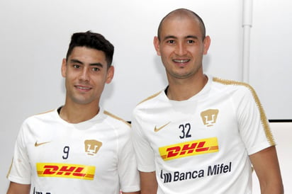 El chileno Felipe Mora y el paraguayo Carlos González, refuerzos ofensivos de los Pumas de la UNAM. (Agencia El Universal)