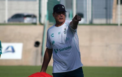 Robert Dante Siboldi, durante la práctica de ayer con los Guerreros en el Territorio Santos Modelo. (Cortesía)