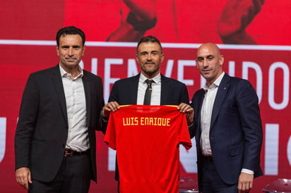 -El presidente de la RFEF, Luis Rubiales,.d, y el director deportivo de la RFEF, José Francisco Molina, iz., junto a técnico Luis Enrique. Luis Enrique se presenta ilusionado