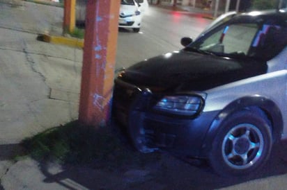 Daños. La unidad presentaba daños en el frente y una de las llantas se salió, por lo que dejó de funcionar. (EL SIGLO DE TORREÓN)