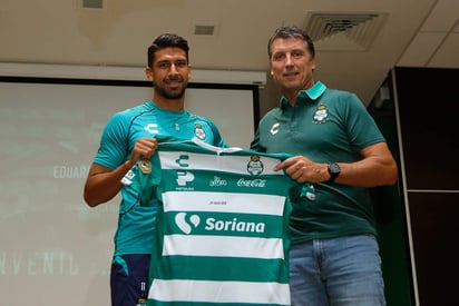 Eduardo Herrera posó con la camiseta albiverde al lado de Siboldi, revelando que utilizará el número 11 en su espalda. (JAM MEDIA)