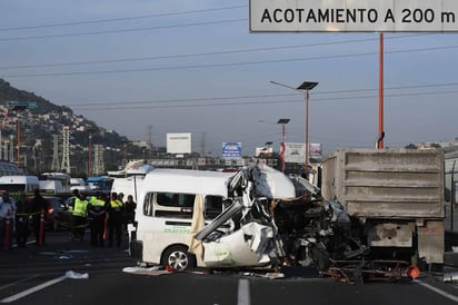 La Secretaría de Salud del Estado de México informó que 12 personas murieron en el lugar y una más cuando era trasladada al citado hospital. (EL UNIVERSAL)