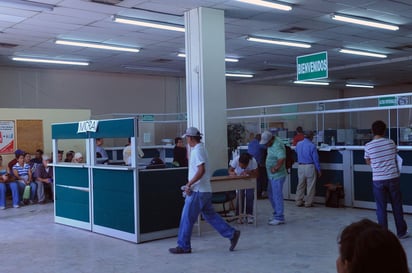 Señaló que los trámites que se realizan, tanto en las áreas de Pensiones como en las de Afiliación y en los servicios médicos del IMSS son gratuitos y la atención que se brinda es personalizada. (ARCHIVO)