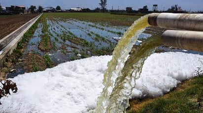 Esta agua cruda contiene patógenos no controlados, metales pesados, residuos de productos de aseo personal y doméstico, derivados de combustibles, disolventes industriales y plaguicidas, entre otros. (ARCHIVO)