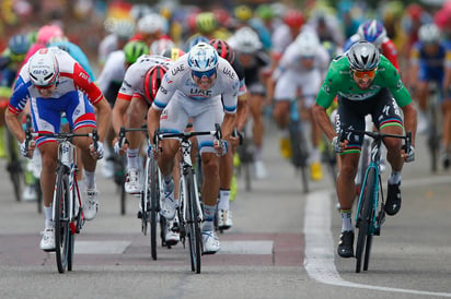 El eslovaco Peter Sagan, derecha, cruza la meta con la casaca verde de mejor velocista al superar al noruego Alexander Kristoff. (AP)