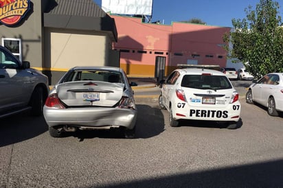 Daños. Tres vehículos resultaron con daños materiales de consideración luego del accidente vial.  (EL SIGLO DE TORREÓN)