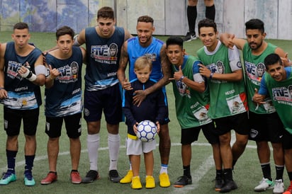 El astro brasileño Neymar y su hijo Davi Lucca posa para una foto con jugadores que representan a Argentina, izquierda, y México. (AP)