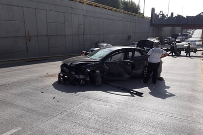 Choque. El vehículo siniestrado permaneció varios minutos en medio de los carriles, lo que causó congestionamiento vial. (EL SIGLO DE TORREÓN) 