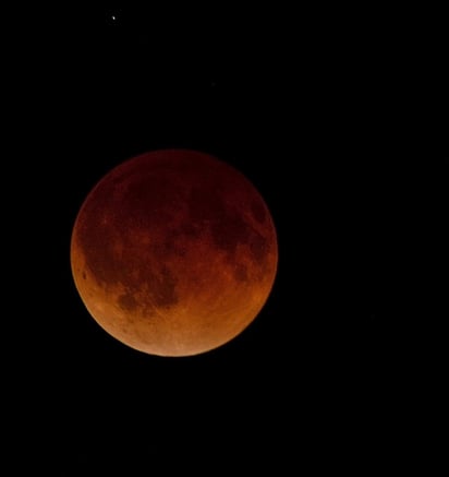 Durante el suceso, las personas notarán que la Luna no desaparece de la vista, mientras adquiere un tono rojizo. (ARCHIVO) 