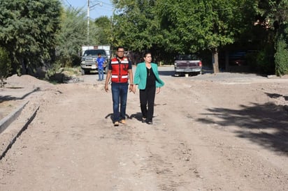 La alcaldesa María Luisa González Achem realizó un recorrido de supervisión de la obra para constatar la calidad con la que se realizan los trabajos. (ESPECIAL) 
