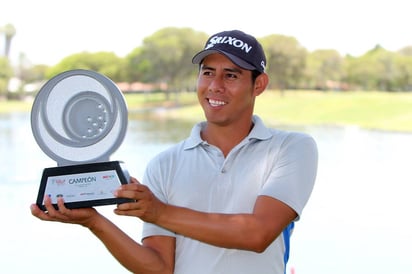 El triunfador posó orgulloso con su trofeo tras conseguirlo ayer, en el campo del Campestre Torreón. Felipe Torres gana en la Gira Profesional