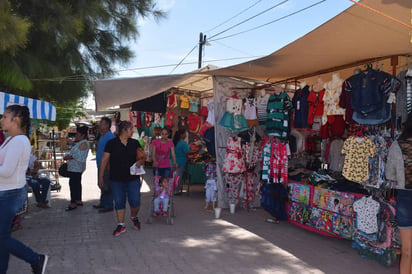 Puestos. Se regularizó a los comerciantes que se instalan en la plaza prinicipal, pues antes era imposible el paso. (ARCHIVO)