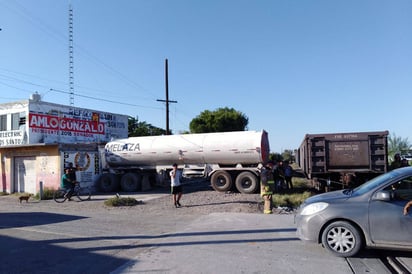 Choque. Intenta trailero ganarle el paso al tren en las vías del poblado Gregorio A. García. (EL SIGLO DE TORREÓN) 