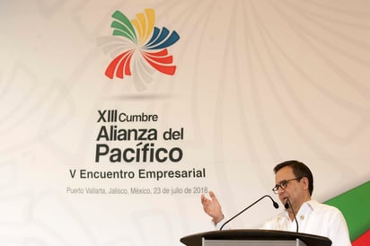 El secretario de Economía, Ildefonso Guajardo Villarreal, llamó a los países de la Alianza del Pacífico (Colombia, Chile, Perú y México) a trabajar para hacer frente al proteccionismo y el cierre de fronteras, pues una economía cerrada afectará a quienes menos tienen. (NOTIMEX)