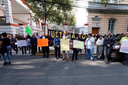 La Comisión jurídica y de enlace que representa a más de mil 500 familias ahorradoras de Ficrea en todo el país pidieron apoyo hoy a Andrés Manuel López Obrador para que haga justicia y se resuelva su caso. (EL UNIVERSAL) 