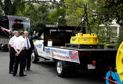 “Nuestros gobernantes en Washington no hicieron nada, nada. Permitieron que nuestras fábricas se fueran, que nuestra gente perdiera sus empleos”, declaró Trump en la Casa Blanca. (AP)