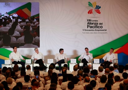 Desde el balneario mexicano de Puerto Vallarta, donde este 23 y 24 de julio se celebra la cumbre, Peña Nieto remarcó que, pese a la complejidad de la modernización, los tres países 'ahí estamos, sentados en la mesa'. (EFE)